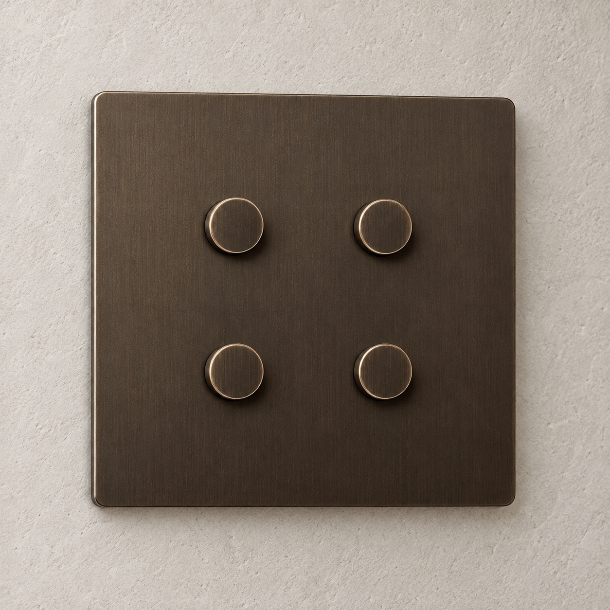 Alisse de cuatro botones en bronce, con placa completa y detalle del metal sobre pared mineral