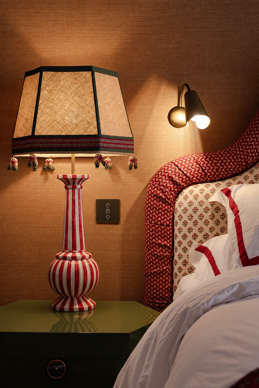 Alisse de tres botones instalado junto a una cama y luces de lectura