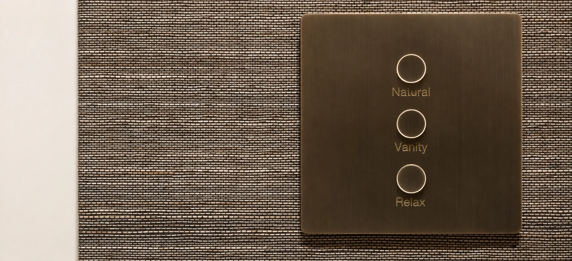 Alisse de tres botones instalado sobre un revestimiento textil en Stay Bungalow