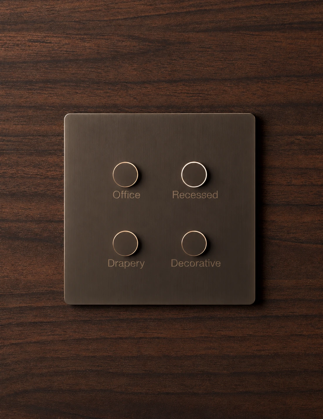 Alisse de cuatro botones en bronce sobre un revestimiento de madera oscura