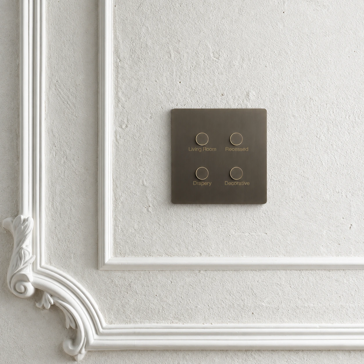 Alisse de cuatro botones instalado sobre una pared de yeso claro