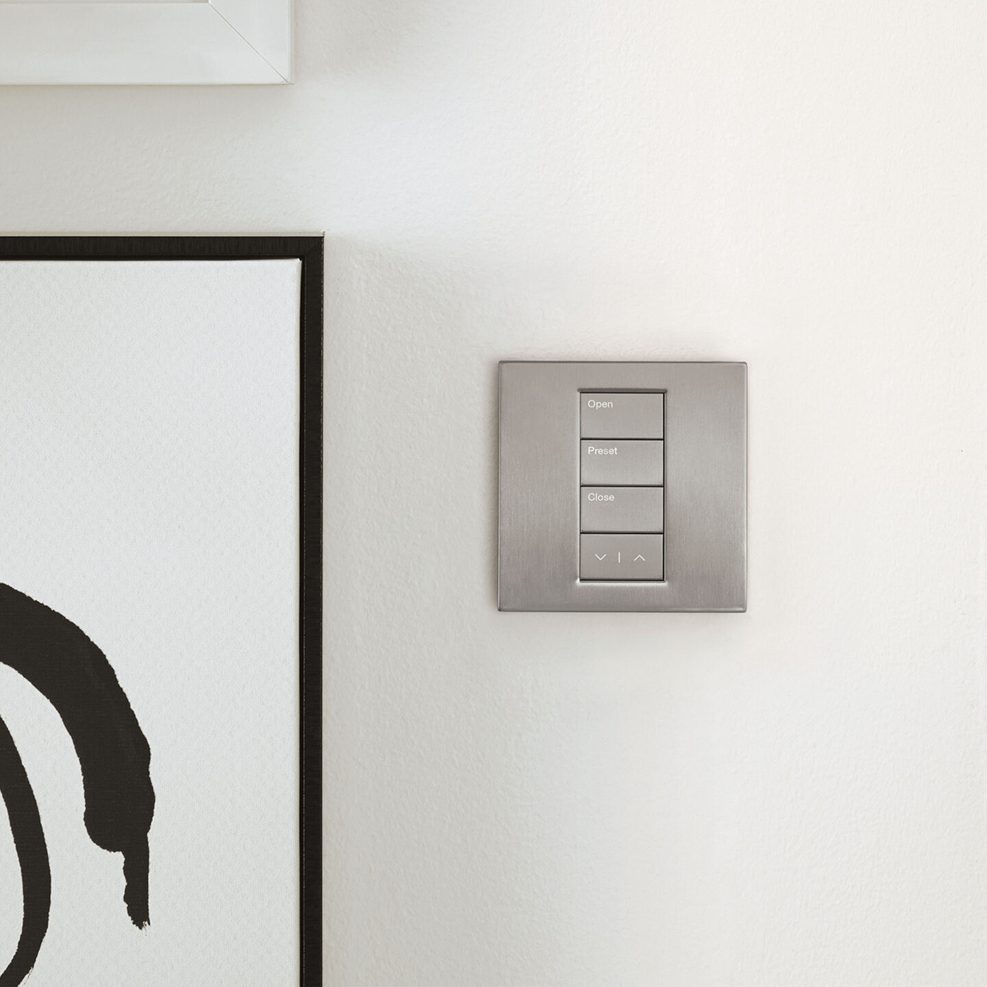 Palladiom en níquel satinado en una pared blanca