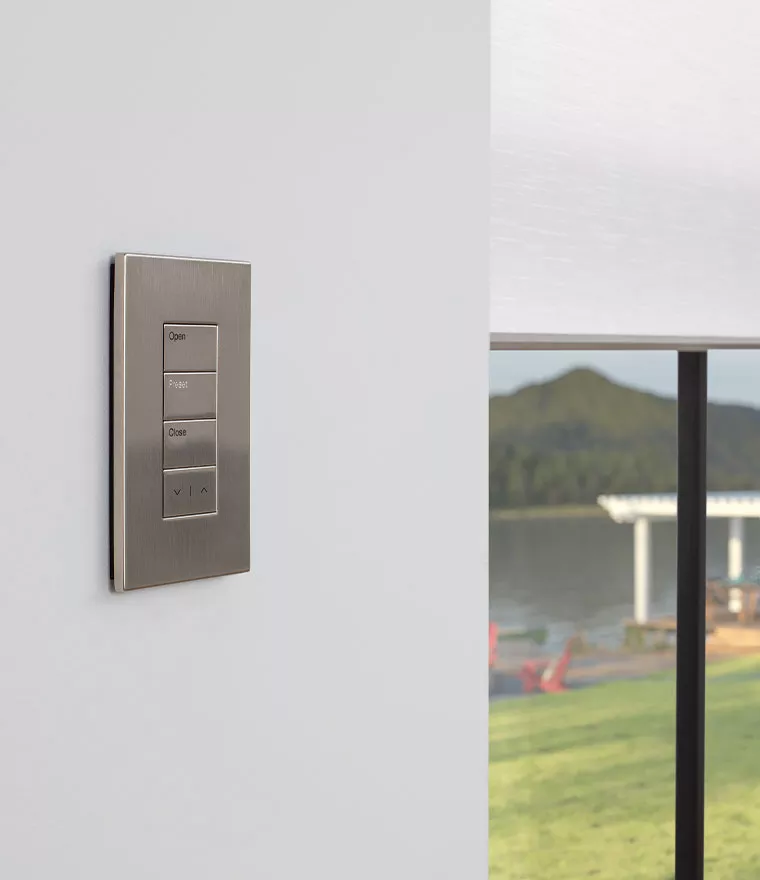 Palladiom en níquel integrado a una pared clara junto a una ventana