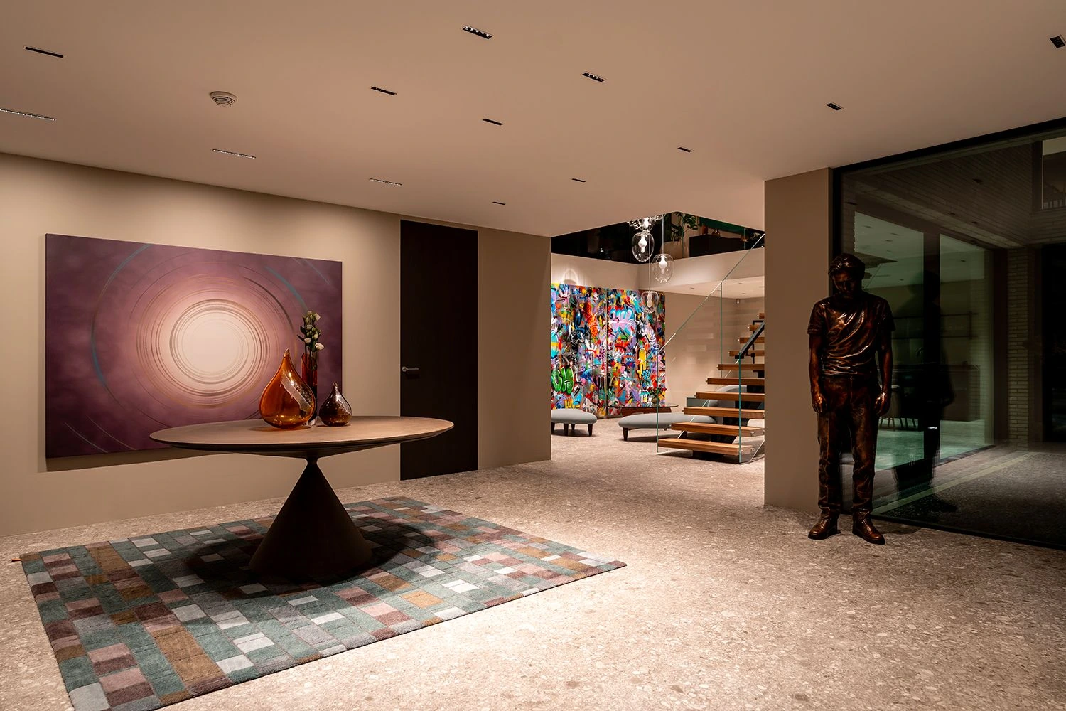 Iluminación interior de una casa con obras de arte y luminarias empotradas en el cielorraso